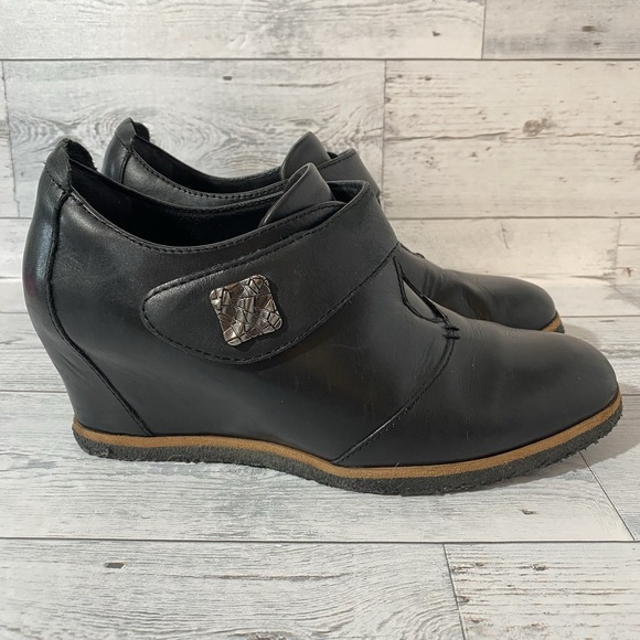 Earth Shoes - Earth Zanza Booties Womens 7.5 B Black Soft Leather Wedge Ankle Boots Hook Loop